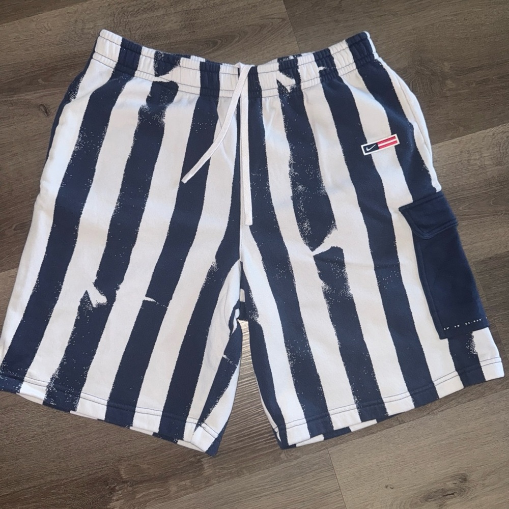 Nike Men's Navy and White Striped sweat Shorts large